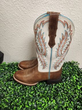 New! Womens Ariat Round Up Stretch Fit Sandstorm/Distressed Ivory Size 6.5B